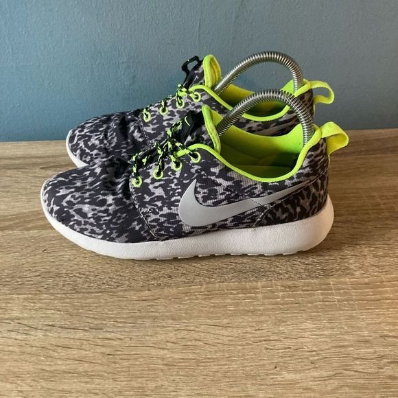 Nike Women's Roshe Run Leopard Camo Print Sneaker Running Shoes Gray Green Size - Picture 2 of 6